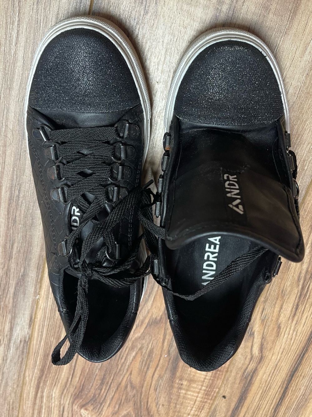 ANDREA FENZI Black Glitter Toe Low-Top Sneakers